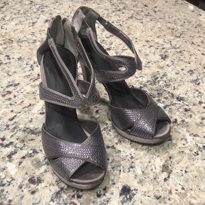 Vero Cuoio. Size 7. Gray / Silver heel.